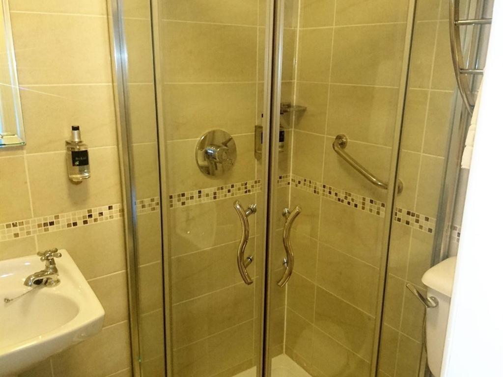 אינישבופין The Beach, Days Bar And B&B חדר תמונה